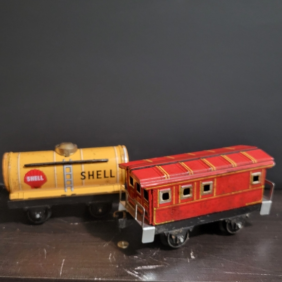 Vintage 2 Tin Litho Train Set  Red Caboose & Shell Tanker Car - Picture 1 of 10